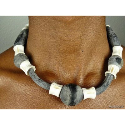 Halsketten aus Horn/Knochen