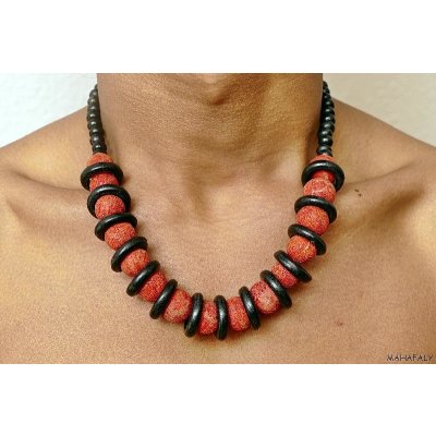 Halsketten aus Horn/Koralle/Früchten