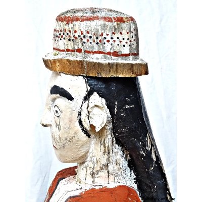 Ahnenstelen-Totems-Tribal-Art-Kolonialzeit
