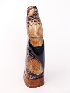 Hornfigur Waldohreule auf Holzockel = Code I  16-20 cm