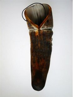 Hornfigur Maske und Trinkhorn. ETHNO 29 cm = Code E