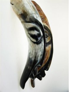 Hornfigur Maske und Trinkhorn. ETHNO 29 cm = Code E