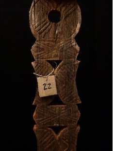 AL22 original AloAlo Grabstele der Mahafaly antik Mann mit Koffer 160 cm. 