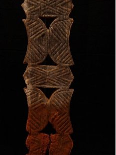 AL22 original AloAlo Grabstele der Mahafaly antik Mann mit Koffer 160 cm. 
