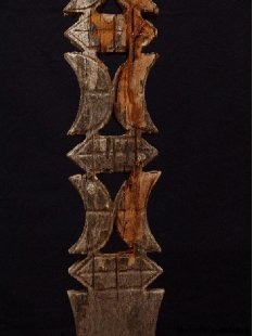 AL113 original AloAlo Grabstele der Mahafaly antik, 2 Gendarmen 177 cm.