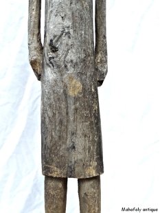 MF170 Skulptur der Antandroy Grabwächter Wasserträgerin 120 cm ca. 1940