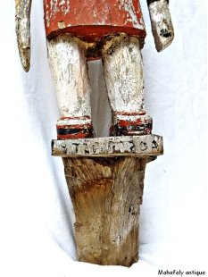 MF174 original AloAlo Grabpfosten der Mahafaly Frau mit Hut 135 cm 1945 