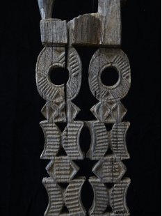 AL186 original AloAlo Grabstele der Mahafaly Gerichtsverhandlung oder Verhör 155 cm ca. 1930
