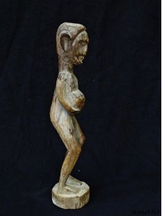 MF203 Vazimba Skulptur gebärender Kobold 35 cm 