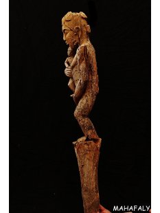 AL129 AloAlo Skulptur der Sakalava Grabw&auml;chter Die Frau mit Baby 140 cm ca. 1930 