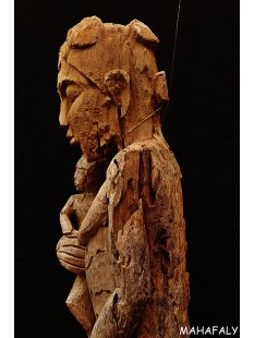 AL129 AloAlo Skulptur der Sakalava Grabwächter Die Frau mit Baby 140 cm ca. 1930
