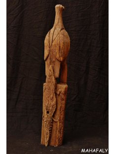 AL131 AloAlo Skulptur der Sakalava Grabpfosten Ibis mit Krokodil 83 cm ca. 1930
