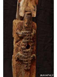 AL132 AloAlo Skulptur der Sakalava Grabwächter Ibis mit Krokodil 83 cm ca. 1930 
