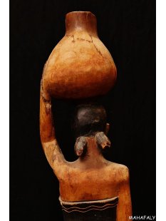 MF376 Skulptur der Mahafaly Wassertr&auml;gerin 1975 = 75 cm 