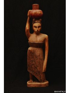 MF380 Skulptur der Mahafaly kniende Wassertr&auml;gerin 1975 = 81 cm 