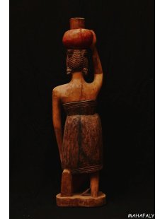 MF380 Skulptur der Mahafaly kniende Wasserträgerin 1975 = 81 cm 