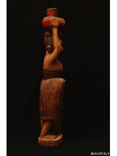 MF380 Skulptur der Mahafaly kniende Wassertr&auml;gerin 1975 = 81 cm 