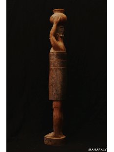 MF381 Skulptur der Mahafaly Wasserträgerin 1975 =...