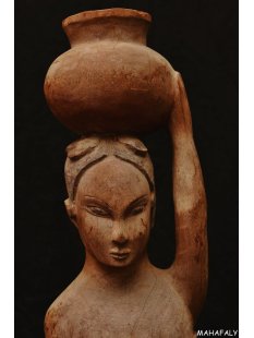 MF381 Skulptur der Mahafaly Wassertr&auml;gerin 1975 = 100 cm 