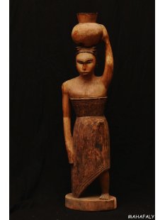 MF383 Skulptur der Mahafaly Wassertr&auml;gerin 1975 = 84 cm 