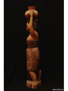 MF383 Skulptur der Mahafaly Wassertr&auml;gerin 1975 = 84 cm 