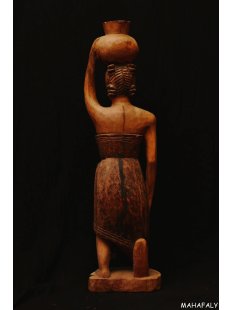 MF383 Skulptur der Mahafaly Wasserträgerin 1975 = 84 cm 