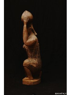 MF386 Skulptur der Mahafaly Wassertr&auml;gerin 1975 = 65 cm 
