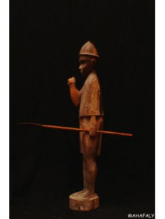 MF390 Skulptur der Atandroy Mann mit Speer = 66 cm
