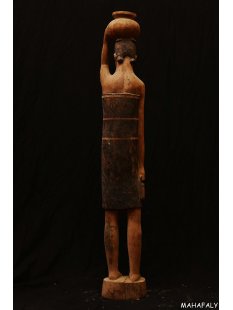 MF394 Skulptur der Mahafaly Wassertr&auml;gerin 1975 = 95 cm  