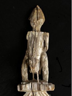 AL225 original AloAlo Grabstele der Sakalava antik nackte Frau und Reiter 215 cm ca. 1960
