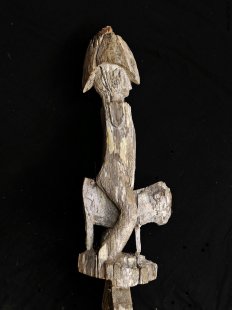 AL225 original AloAlo Grabstele der Sakalava antik nackte Frau und Reiter 215 cm ca. 1960