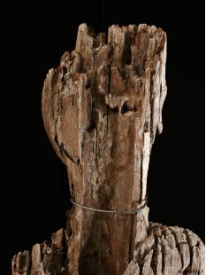 AL228 original AloAlo Totemskulptur der Sakalava Amtsperson mit Dokumententasche 155 cm antik ca. 1900 