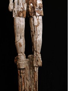 AL228 original AloAlo Totemskulptur der Sakalava Amtsperson mit Dokumententasche 155 cm antik ca. 1900