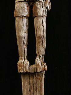 AL228 original AloAlo Totemskulptur der Sakalava Amtsperson mit Dokumententasche 155 cm antik ca. 1900 