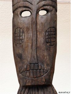 MF161 rituelle Maske der Mahafaly Gesicht mit Bart ca.1989= 98 cm