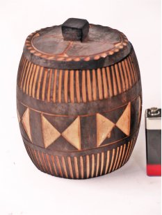 Boite ´de Mahafaly Vorratsdosen aus Weichholz mit naiver Brandmalerei ca. 10 cm hoch = Code B
