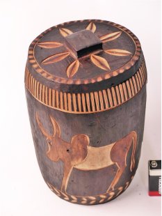 Boite ´de Mahafaly Vorratsdosen aus Weichholz mit naiver Brandmalerei ca.18 cm hoch = Code E
