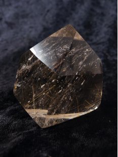 BK107 Bergkristall mit Includien Rutil Quarz Madagaskar Naturform poliert 5 cm 106 g
