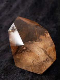 BKSH108 Bergkristall mit Includien Rutil Quarz Madagaskar Naturform poliert 5 cm 178 g