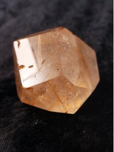 BKSH113 Bergkristall mit Includien Einschlüssen Madagaskar Naturform poliert 7 cm 180 g