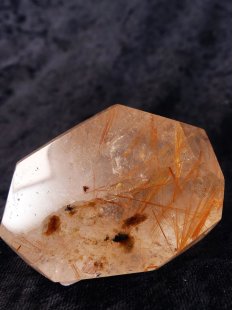 BKSH113 Bergkristall mit Includien Einschlüssen Madagaskar Naturform poliert 7 cm 180 g